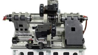 Die CNC-Schrägbett-Drehmaschine Tornado TT6 mit zwei Revolver hat einen Arbeitsbereich von 175 mm Durchmesser und 563 mm Drehlänge. Bild: Parat (Archiv: Vogel Business Media)