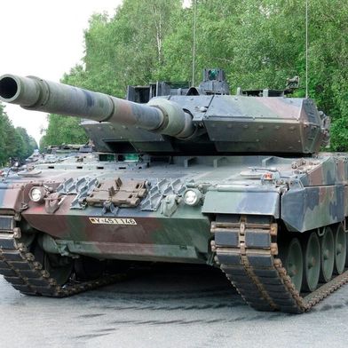 Droht MGCS-Pleite? Der Leopard 2 ist in die Jahre gekommen (Bild). Auch der französische Kampfpanzer Leclerc hat bald ausgedient. Deshalb arbeiten Rheinmetall, KNDS und Thales an einem deutsch-französischen Nachfolger. Leider sieht es auch mit diesem Projekt nicht so gut aus ... (Bild: Bundeswehr)