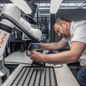 Bastian Fest, Geschäftsführer von FMO Surface, freut sich über die leichte Bedienbarkeit des Cobots, der Einsteigern den Zugang zur Robotik ermöglicht.(Bild:  KUKA)