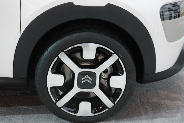 Alexandre Malval: „Die beiden verschiedenen Materialien geben dem Fahrzeug ein wenig den Ausdruck eines SUVs. Es vermittelt dem Fahrer größeren Schutz, er fühlt sich sicherer. Aber es ist natürlich kein SUV, es ist ein Fahrzeug für das C-Segment, das gerade mal 4,21 Meter misst.“ (Foto: Baeuchle)