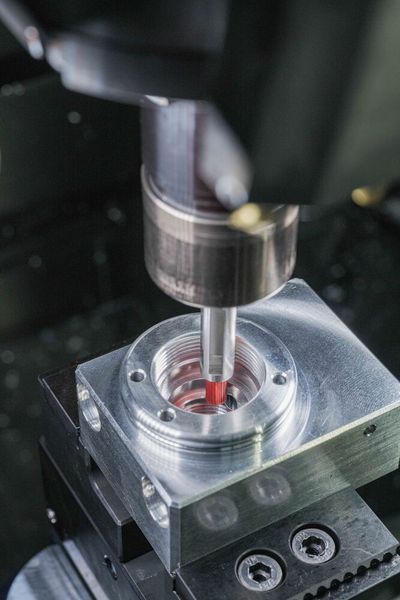 Der Bohrungsaustritt im zylindrischen Absatz mit Freistich wird im ersten Step mit dem HSD-Entgratwerkzeug mit 3,3 mm Durchmesser entgratet. Dabei wird der Grat an allen Kanten sicher entfernt. Der Restgrat, der im Freistich eventuell entstehen könnte, wird vorsorglich mit einer Keramikfaser-Oberflächenbürste des Typs BÜA11CB06M mit 6 mm Durchmesser seitlich entfernt. (Bild: Kempf)