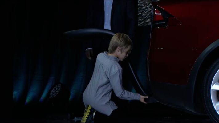 Dieses Anbauteil lässt sich von einem Kind in etwa zehn Sekunden montieren. (Bild: Tesla)