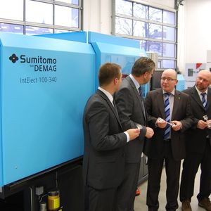 Bild 1: Die neue vollelektrische Spritzgießmaschine Intelect 100-340 von Sumitomo (SHI) Demag sorgt für Prozesskonstanz und Präzision bei den Forschungsarbeiten im Verbundprojekt "Optische Technologien" (v.l.n.r.: Michael Talhof, Projektleiter am K.I.M.W., Stefan Schmidt, Geschäftsführer des K.I.M.W., sowie die Mitarbeiter von Sumitomo (SHI) Demag, Andreas Schramm, General Manager Research and Development, Sascha Stellmacher, Leiter Qualitätswesen und Hans-Jörg Struth, Vertriebsleiter Norddeutschland).