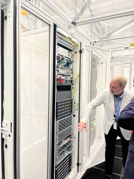 Rene Buch (NTT Data) erläutert den Aufbau der Racks. (Bild: Vogel IT-Medien)