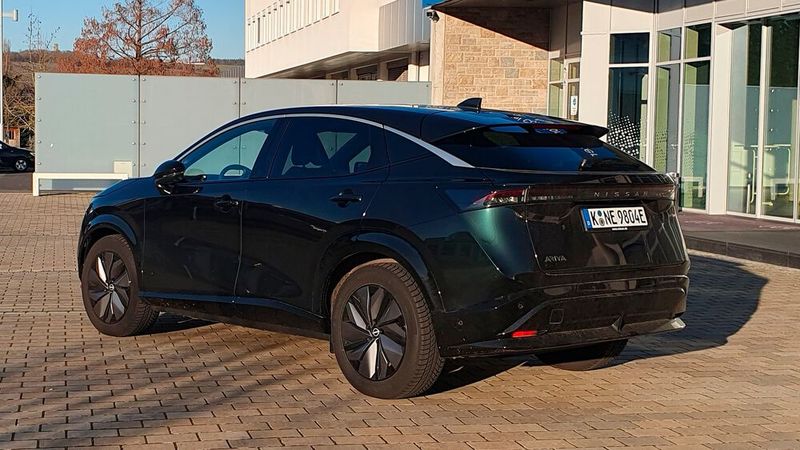 2. Der Fahrkomfort:  Wer fast geräuschlos und entspannt auf längeren Strecken dahingleiten möchte, ist mit dem Ariya gut bedient. Das Crossover-Modell ist auf einen hohen Fahrkomfort ausgelegt. Dank seines tiefen Schwerpunkts liegt das elektrische SUV sicher auf der Straße. (Bild: Mauritz – VCG)