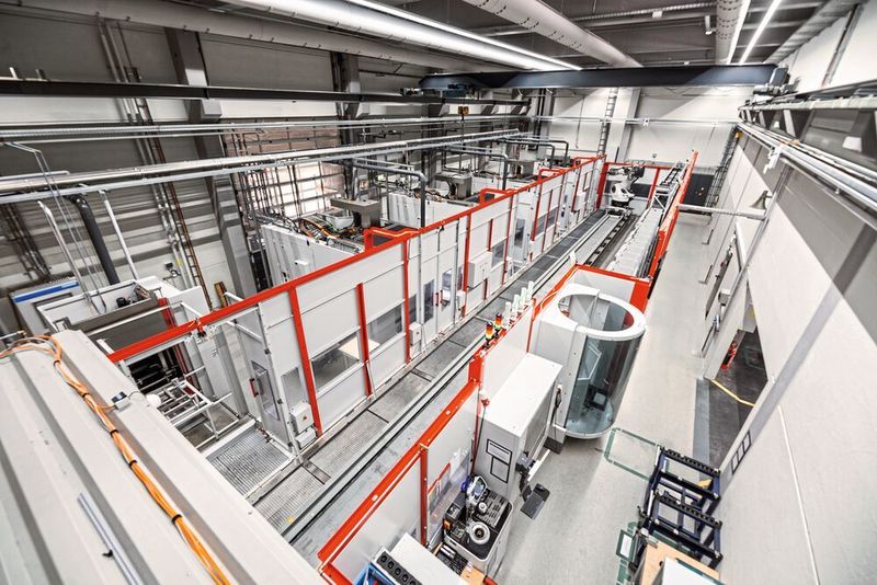 Mit der Anlage, bestehend aus vier C 42 U, Robotersystem, Reinigungseinheit und Messraum, nutzt Hofmann den vorhandenen Platz optimal aus.  (Hermle)