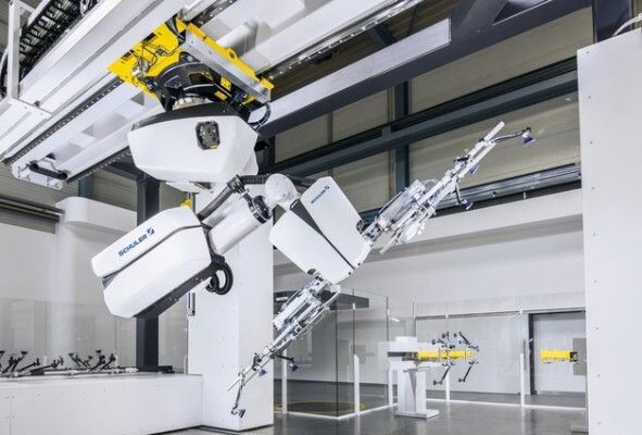 Red Dot Award 2015 Crossbar Roboter 4.0: Der Crossbar Roboter 4.0 von Schuler Pressen wird zur Automation mechanischer, servo-mechanischer und hydraulischer Pressenlinien eingesetzt. Die weiße Kunststoffverkleidung bildet mit der Unterkonstruktion eine Einheit und vermeidet zudem Störkonturen, die zu einer Kollision in dem begrenzten Raum zwischen den Pressestempeln führen könnten. Die gut zu reinigenden Oberflächen schützen die elektrischen Bauteile. LED-Leuchtstreifen kommunizieren die Funktion der Vakuumpumpen. (Bild: Red Dot)
