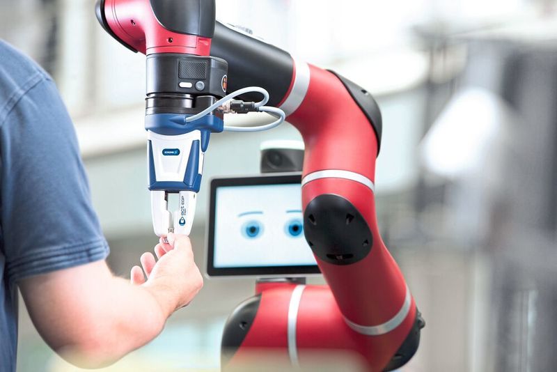 Schunk Co-act Greifer sind speziell für das Teamwork von Mensch und Maschine konzipiert.  (Schunk)