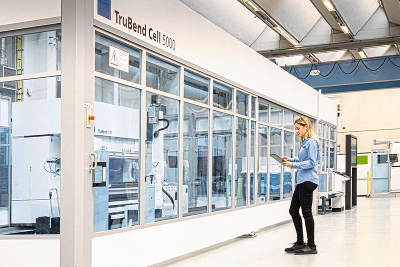 Schneiden, Biegen oder Fügen: Produktivität steigern mit Automatisierung und Digitalisierung. Im Bild zu sehen ist die vollautomatische Biegezelle TruBend Cell 5000. (Bild: Trumpf)
