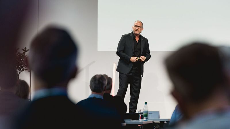 Startschuss mit dem Vortragsprogramm machte Rechtsanwalt Jörg Rüberg (Kanzlei Voigt). Er sprach über Gewährleistung, Garantie und Kulanz. (Bild: Stefan Bausewein)