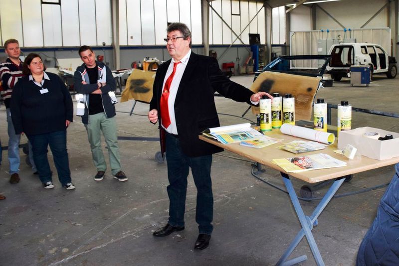 Reimund Letz der Firma Carlofon präsentiert der Seminargruppe neue Produkte. (Schweitzer)