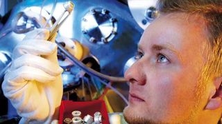 Stichprobenkontrolle nach der Schüttgutbeschichtung (Bild: Fraunhofer FEP)