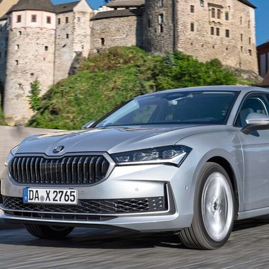 Neben weiteren Modellen ist auch der Superb von beiden jetzt bekannt gewordenen Skoda-Aktionen betroffen.   (Bild: Skoda)
