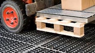 Das Reifenreinigungssystem Profilgate ist für alle gängigen Flurförderzeuge geeignet. Bild: Maschinenfabrik Heute (Archiv: Vogel Business Media)