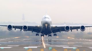 Der Airbus A380 beim Start. Das Premium-Aerotec-Werk Nordenham mit 2700 Mitarbeitern fertigt Flugzeugstrukturen für die gesamte Airbus-Flotte Bild: Airbus Hamburg (Archiv: Vogel Business Media)