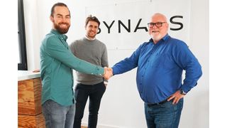 Vertragsschluss per Handschlag bekräftigt (v.l.): Lennart Bochmann (CPO Synaos) – im Hintergrund Nicolas Galanulis (Account Manager Synaos) – und Harald Gärtner (ZF-Koordinator für die Integration von FTF-Flotten). (Synaos)