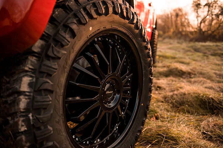 Optional gibt es 22-Zoll-Alufelgen mit Offroad-Reifen. (Bild: Geiger Cars)