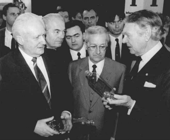 Ostblock-Politiker besuchten gerne die Hannover Messe. Links im Bild Günter Mittag (ZK-Sekretär der SED für Wirtschaftsfragen) im Gespräch mit Berthold Beitz (Krupp). (Bundesarchiv)