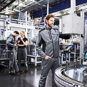 Die für die Industriewäsche geeignete Kollektion Kübler Iconiq Pro soll laut Hersteller hohen Tragekomfort mit langlebigen Materialien verbinden.(Bild:  Kübler)