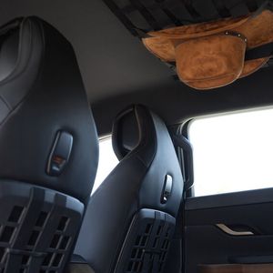 Im Fond bietet der Alaska eine Halterung für Cowboy-Hüte.(Bild:  Fisker)