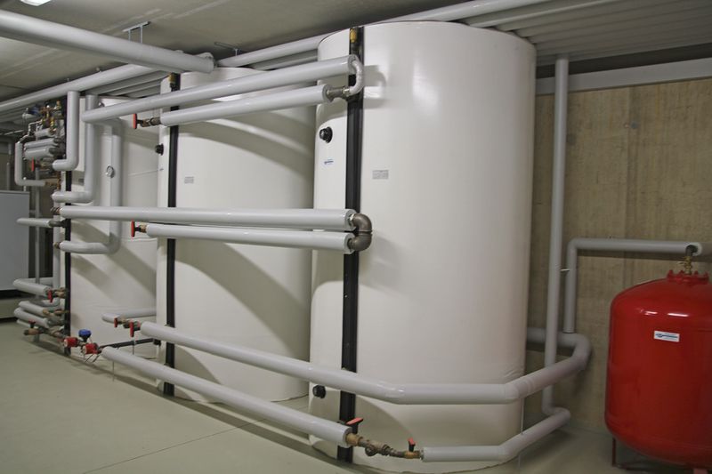 Die drei Pufferspeicher fassen bis zu 6000 l Warmwasser, der Speicher rechts ist abtrennbar und kann auch zum Kühlen genutzt werden. (Bild: Itasse)