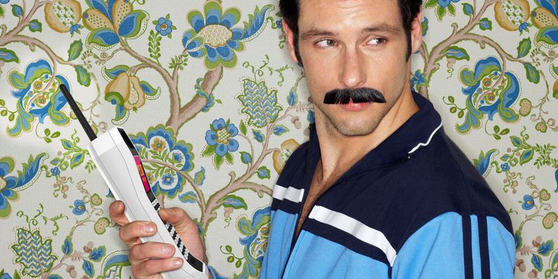 Wer sich nach alten Zeiten sehnt kann sich mit dem Handy „The Brick“ von Binatone ein bisschen in die Vergangenheit zurück versetzen lassen. In „The Brick“ kann wahlweise eine SIM-Karte eingesetzt oder in Kombination mit einem Smartphone durch eine Bluetooth-Verbindung benutzt werden – zum telefonieren oder Musik abspielen. „The Brick“ kostet rund 100 Euro. (Bild: Binatone)