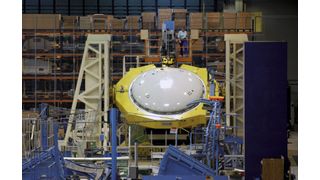 Der weltweit einzige Nietautomat zur Herstellung der Druckspante für Airbus-Verkehrsflugzeuge A320 bei Ruag Technology.  (Bild: Ruag)