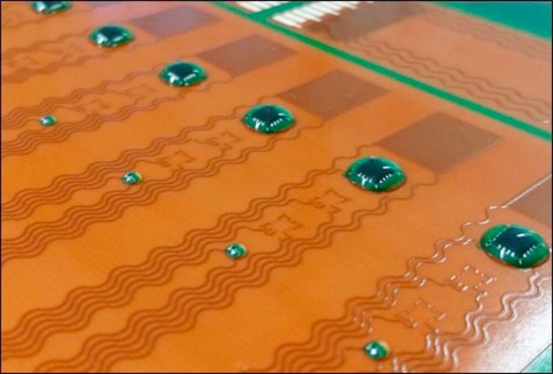 Hier blickt man nicht auf eine übliche Leiterplatte, sondern auf Sensorstreifen, die auf thermoplastischem Polyurethan (TPU) basieren und mit Elektronik bestückt sind. Sie sollen dabei helfen, technische Daten von Flugzeugtragflächen zu sammeln, um etwa Treibstoff zu sparen.