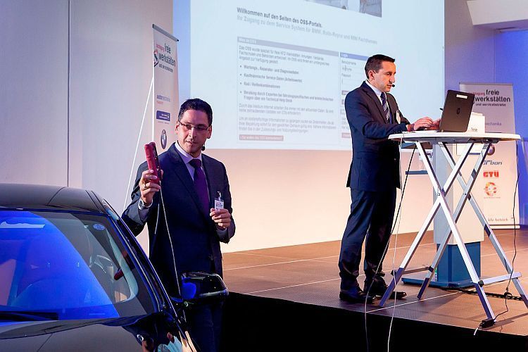 Perfekte Kommunikation: Neofitos Arathymos und Dirk Marichal auf der Bühne des Vogel Convention Centers. (Foto: Bausewein)