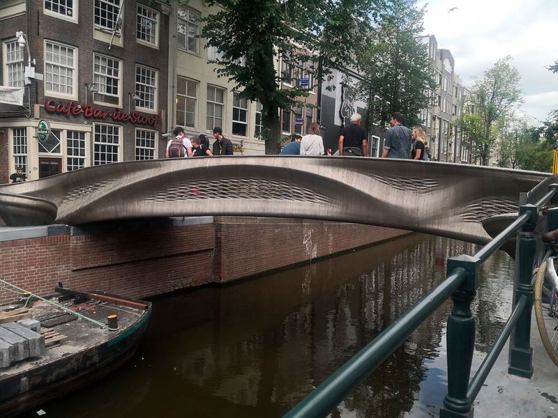 Sechs Monate lang baute ein vierarmiger Industrieroboter, der mit einem Schweißgerät kombiniert worden war, die Brücke Schicht für Schicht aus Edelstahl Rostfrei auf. (Bild: WZV)