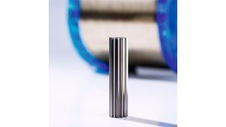 Zahnräder aus Sintermetall werden mit einem Stempel aus Hartmetall gepresst, wie hier einer im Bild zu sehen ist. Die Formenbauer bei der Sauter GmbH fertigen solche Pressstempel mit maximal 200 mm Länge, heißt es. Und diese wichen von der idealen Zylinderform um nur höchstens 3 µm ab.  (Sauter)