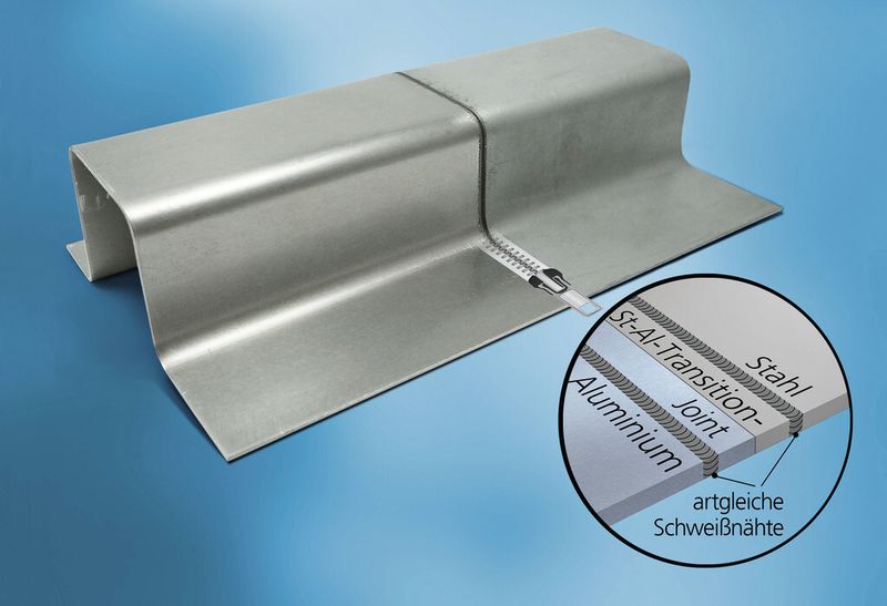 Ein Bimetallband aus den zu verbindenden Metallen – ein sogenannter Transition Joint – fungiert als Bindeglied zwischen den zu verbindenden Bauteilen. (Bild: Fraunhofer-Institut IWS)