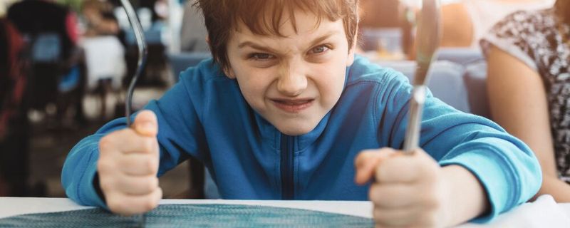 Aus hungrig wird wütend – oder „hangry“, wie es im Englischen heißt. Forscher haben nun gezeigt, dass Hunger erst dann die Stimmung verschlechtert, wenn er bewusst wahrgenommen wird. (Symbolbild)(Bild: ©  Daniel Jędzura - stock.adobe.com)