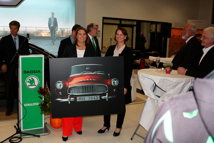 Über ihr neues Domizil freuen sich die Enkelinnen des Firmengründers Ilka Eskildsen-Strohbecke (re. an der Fotografie) und Nina Eskildsen, beide Geschäftsführerinnen des Unternehmens. (Foto: Eskildsen)