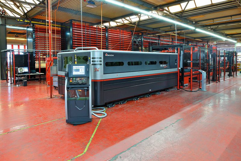Die neue Faserlaser-Schneidanlage «Amada FOL-AJ» bei Artol Fuchs. Im Hintergrund das Blech- und Werkstücklager «Amada CS300». (Bild: Artol Fuchs)