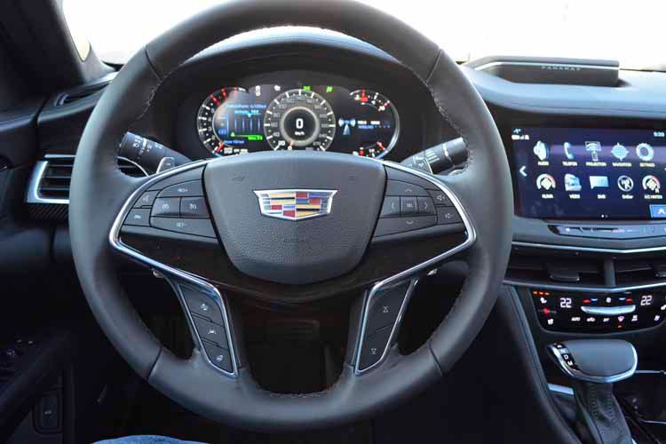 Insgesamt wirken Lenkrad, Tacho und Infotainmentsystem etwas überladen. Darunter leidet der Bedienkomfort. (Bild: Schreiner/»kfz-betrieb«)