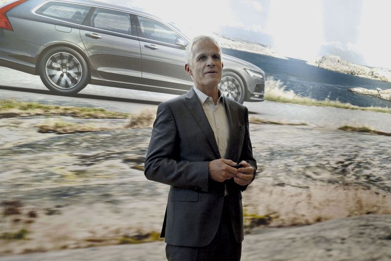 … Volvo-Pressesprecher Olaf Meidt die angereisten Journalisten … (Michel / »kfz-betrieb«)