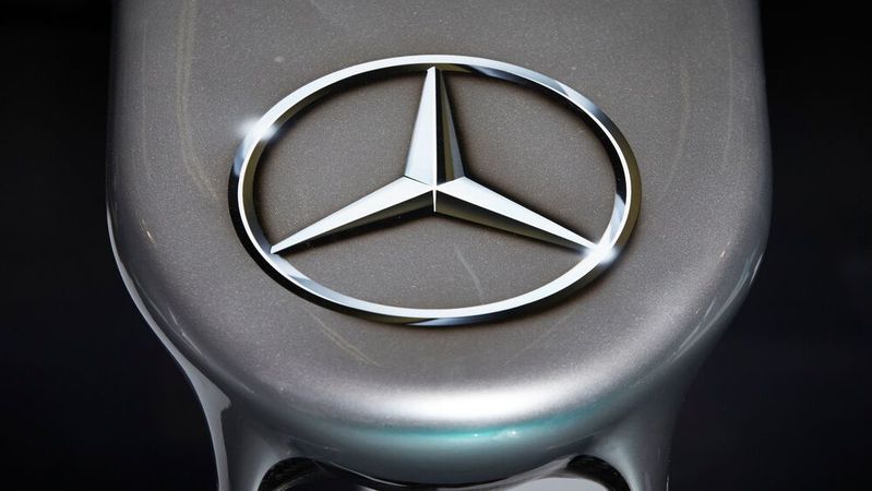 Die Kläger fordern ein Verkaufsverbot für Verbrenner von Mercedes. Die Kläger fordern ein Verkaufsverbot für Verbrenner von Mercedes.