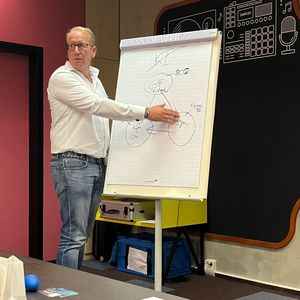 Sven Wulf von Schneider & Wulf bei seinem Vortrag zum „Trusted Advisor“.(Bild:  Vogel IT-Medien)