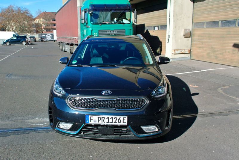 Trotz aktiviertem Elektromodus beginnt das Aggregat mit dem Start an zu brummen, weil die Heizung des Autos mit dem Verbrenner gekoppelt ist.  (Sven Prawitz/»Automobil Industrie«)