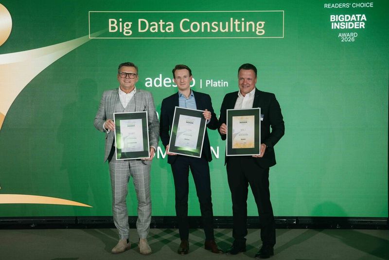 In der Kategorie Big Data Consulting gewinnt INFOMOTION den Award in Silber. Den Preis nimmt Waldemar Kalisch entgegen (links im Bild). Gold geht an QUNIS, vertreten durch Steffen Vierkorn (rechts im Bild). In der Mitte freut sich Christian Mertens von adesso über den Preis in Platin.   (Bild: Manuel Emme Fotografie)