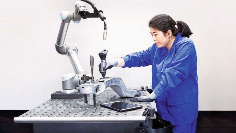 Direkte Programmierung ohne Terminal und Coding-Skills: Low-Code- und No-Code-Technologien versprechen eine direkte Umsetzung individueller Software-Probleme, ohne dass seitens des Anwenders tiefgreifende rogrammierkenntnisse nötig würden – auch in der Automatisierung.(Bild:  Wandelbots GmbH)