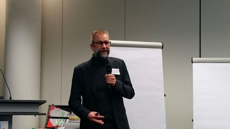 Johannes Kalhoff, Phoenix Contact, referierte über die Forschungsagenda als Wegbereiter für Produkt- und Geschäftsinnovationen. (Bild: Sariana Kunze/elektrotechnik)