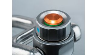 Neu ist beim Halder-Gewindetragbolzen Plus der grüne Signalring um den Bedienknopf, der anzeigt, ob alles korrekt ist. Und links, der kleine Blaue Punkt, ist ein integrierter RFID-Chip, der die Prozesse rund um das Heben, Transportieren und Positionieren transparenter und dokumentierbar macht. (Bild: Erwin Halder)