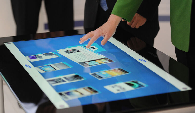 Die Kanzlerin probiert ein Samsung-Touch-Display aus. (Archiv: Vogel Business Media)