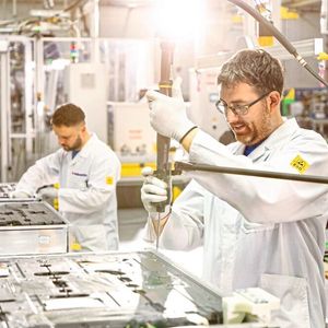 Abgesicherte Arbeitsprozesse in der Batterieproduktion ermöglichen eine Reduzierung der Sicherheitsausrüstung der Werker.