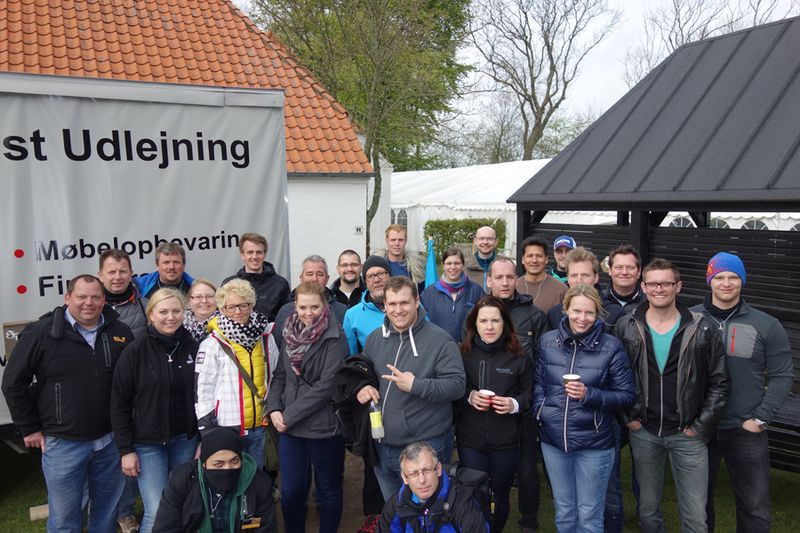 Die hellbabyblaue Truppe macht sich auf den Weg zu den Wettkämpfen (IT-BUSINESS)