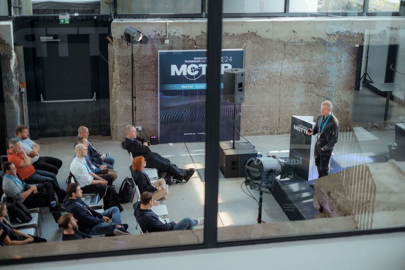 Anderer Blickwinkel: Die Talks in den beiden Tracks gaben unterschiedlichste Einblicke zu den aktuellen Cybersecurity-Themen. (Bild: Vogel IT-Akademie)