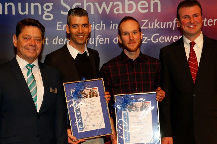 Ehrung des Innungssiegers im Ausbildungsberuf Kraftfahrzeugmechatroniker bei der Kfz-Innung Schwaben: Obermeister Alois Huber, Daniel Hasse, Dominik Betzmeier (beide Autohaus Hasse) und Christian Orlowski, stellvertr. Vorsitzender des Gesellenprüfungsausschusses. (Foto: Kfz-Innung)