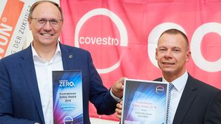 Klaus Jaeger, NRW Standortleiter von Covestro (links), übergibt den Pokal an Klaus Thiele, Geschäftsführer von Xervon. (Covestro)
